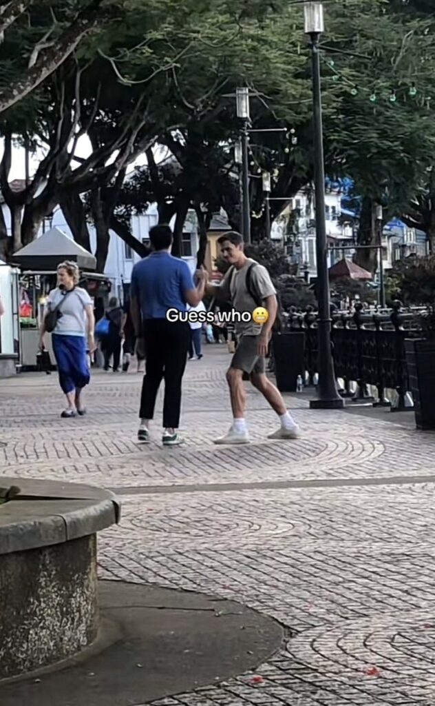 Video Henry Golding Dan Antoni Porowski Berada Di Waterfront Kuching Buat Netizen Teruja
