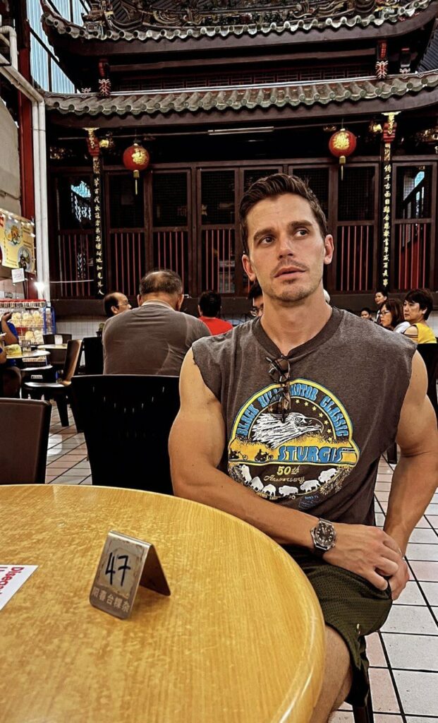 Video Henry Golding Dan Antoni Porowski Berada Di Waterfront Kuching Buat Netizen Teruja