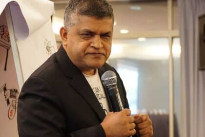 Kartunis Terkenal Zunar Didakwa Blacklist Masuk Sarawak, Diberi Pas Tiga Hari Ke Kuching