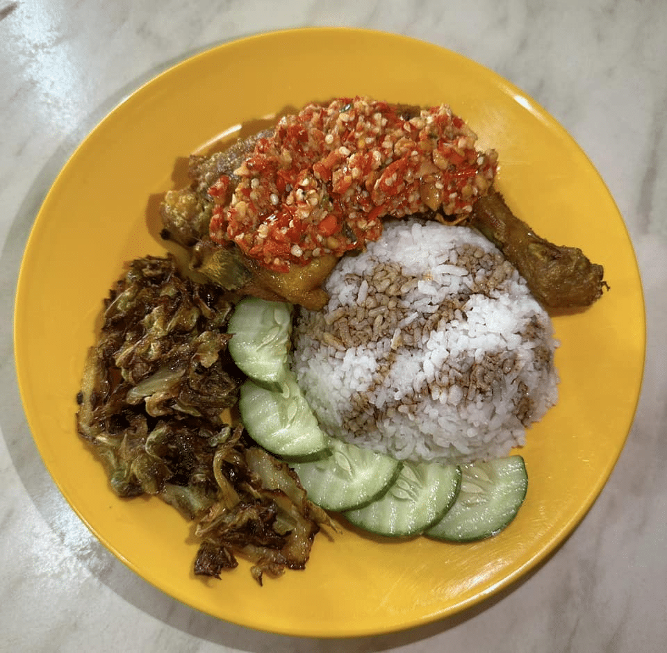 Ayam Gepuk Di Kuching, Nikmati Menu Lazat Ini Di Char Kway Teow Tapak Kuning Satok