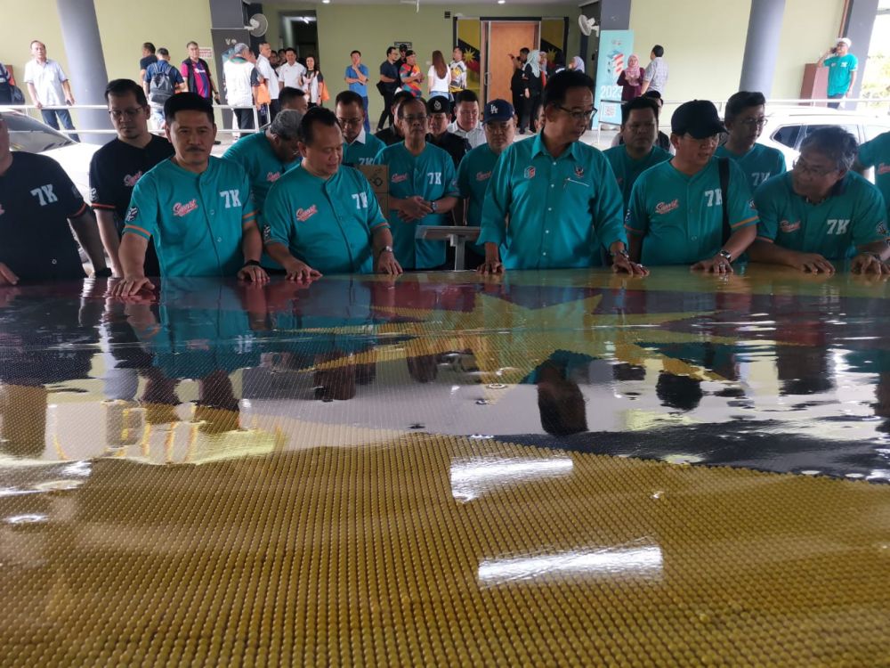 Bendera Sarawak Dibuat Dari Manik Masuk Malaysia Book of Records