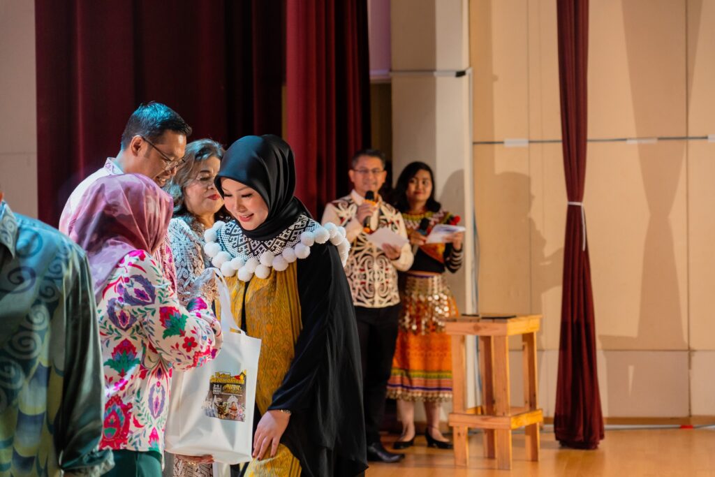 Kitar Semula Beg Grab Menjadi Beg Baru, Kenali Pereka Fesyen Sarawak Neng Kho Razali