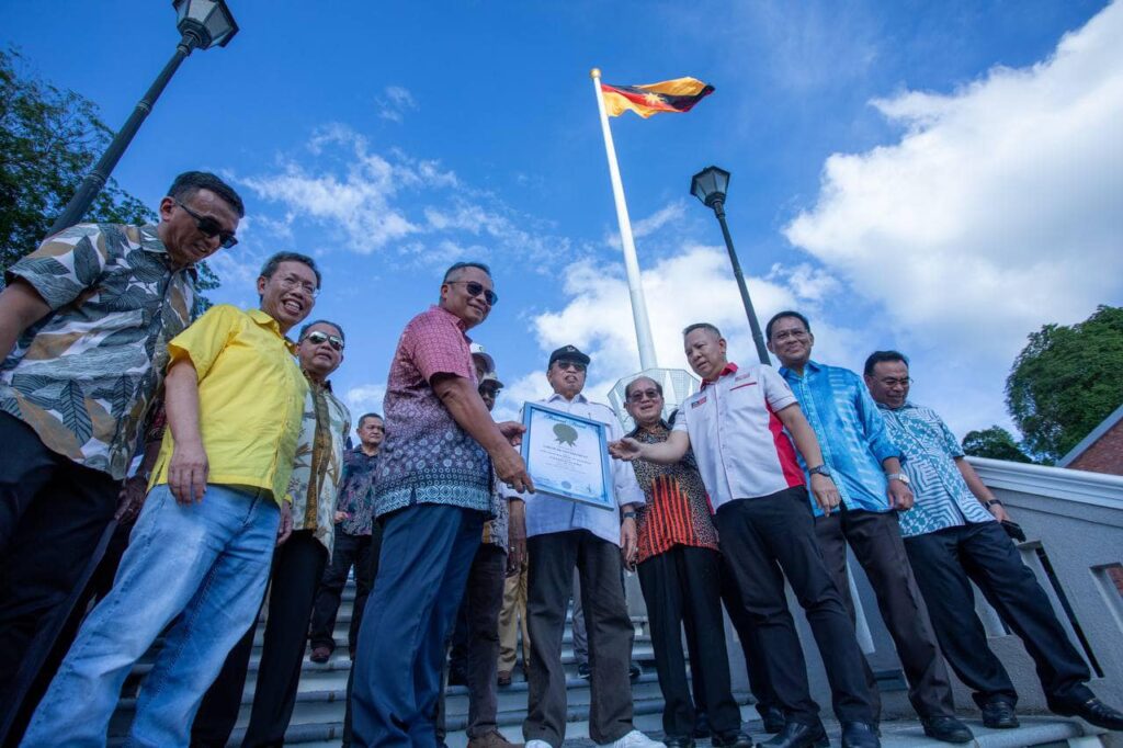 Tertinggi Di Asia Tenggara, Tiang Bendera Ibu Pertiwi Masuk Malaysia Book Of Records