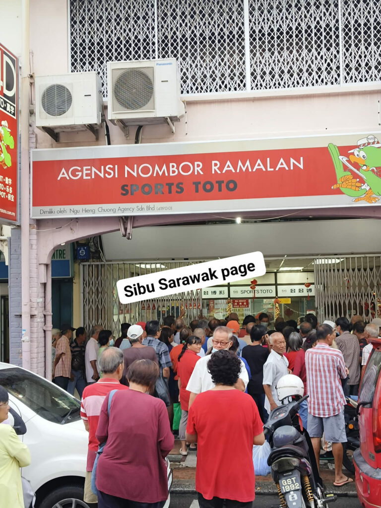 Warga Emas Rela Beratur Panjang Demi Angpau RM30 Dari Toto Sibu