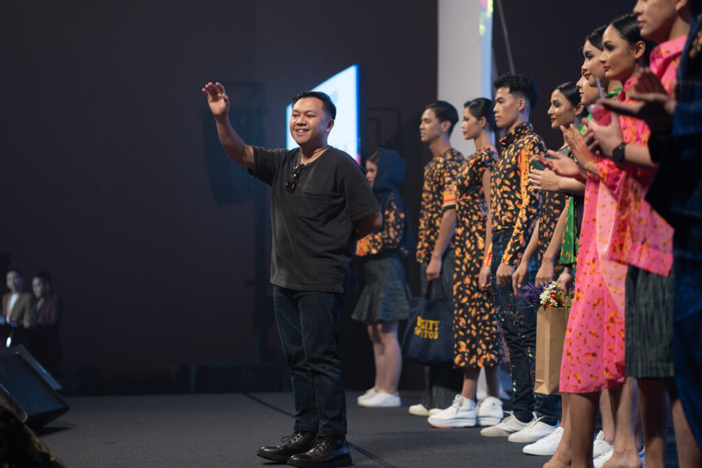 Kenali Fikri Gompul, Pereka Fesyen Sabah Dengan Ciptaan Motif Ulat Sagu
