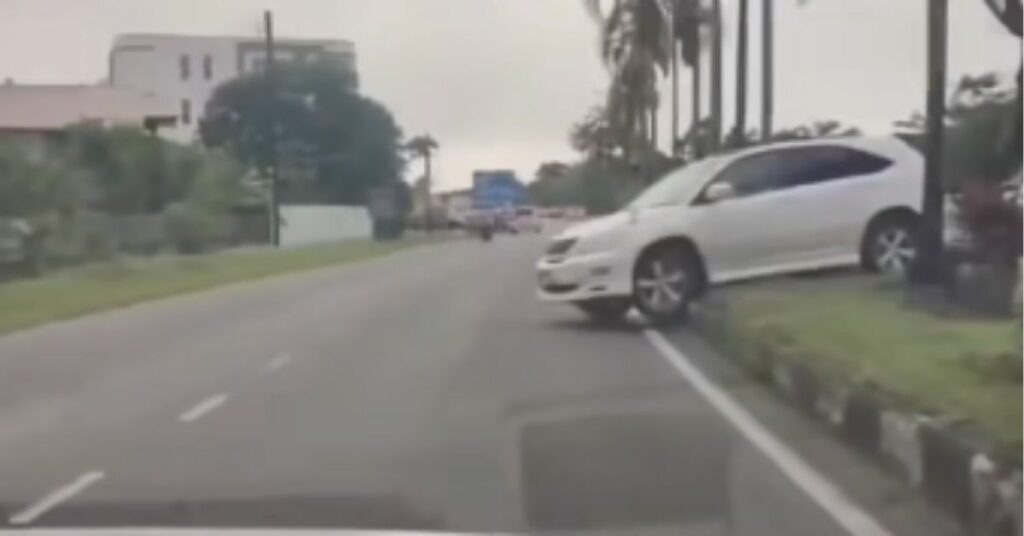 Niat Uturn Haram Terbantut, Kereta Tersekat Pula Atas Pembahagi Jalan Di Sibu