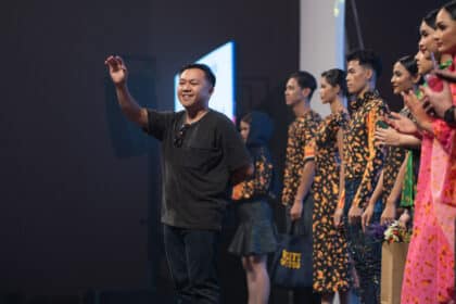Kenali Fikri Gompul, Pereka Fesyen Sabah Dengan Ciptaan Motif Ulat Sagu