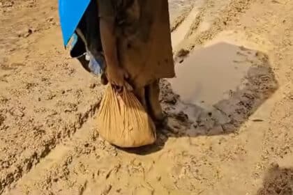 Murid Terpaksa Redah Jalan Berlumpur Enam Jam Nak Ke Sekolah Di Sabah