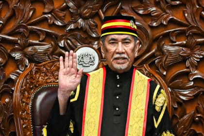 PMX Sahkan Hantar Nama Wan Junaidi Jadi Gabenor Sarawak Ganti Tun Taib