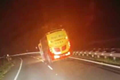 Padah Lawan Arus, Rider Tercampak Tepi Jalan Dirempuh Bas Di Saratok