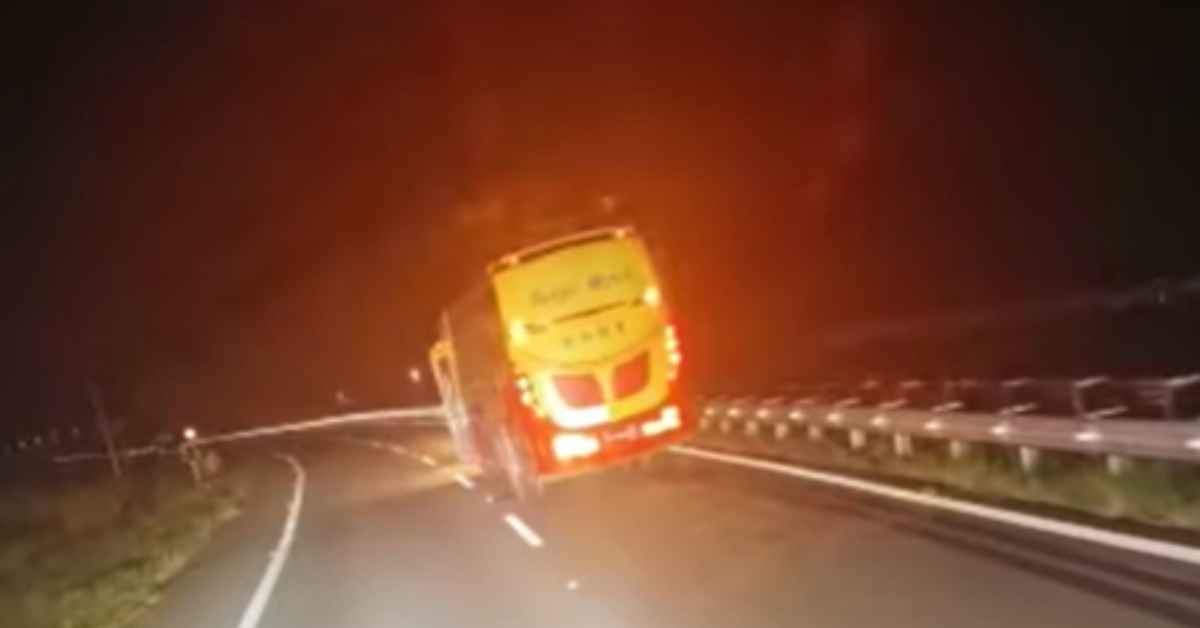 Padah Lawan Arus, Rider Tercampak Tepi Jalan Dirempuh Bas Di Saratok