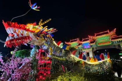 Penghias Terbaru Di Padungan, Patung Naga Gergasi Diiktiraf Dalam Malaysia Book of Records