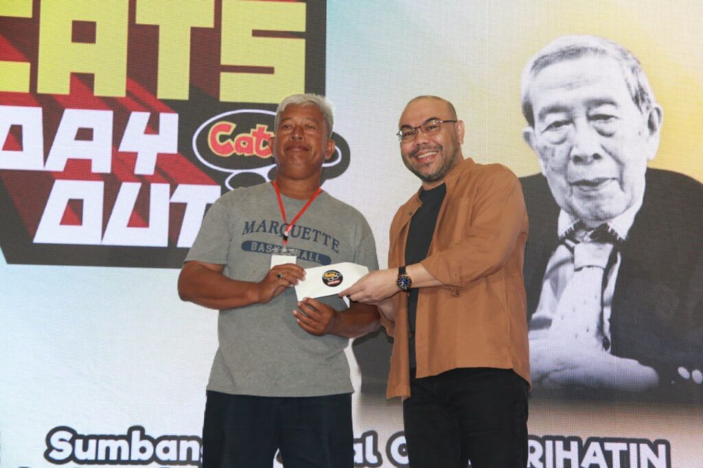 Sempena CATS DAY OUT, Sumbangan Diberi Kepada Yang Memerlukan Di Kuching