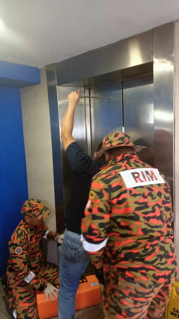 16 Wanita Terperangkap 30 Minit Dalam Lif Di Kuching Gara-Gara Lebih Muatan