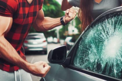 Bekas Kekasih Enggan Berbaik Semula, Individu Sanggup Pecahkan Cermin Kereta Di Kuching