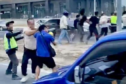 Gaduh Gara-Gara Selisih Bahu, 9 Pekerja Kilang Ditahan Di Kota Kinabalu