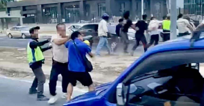 Gaduh Gara-Gara Selisih Bahu, 9 Pekerja Kilang Ditahan Di Kota Kinabalu
