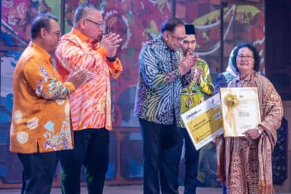 Kepakaran Bangie Anak Embol Dalam Tenunan Pua Mendapat Anugerah Tokoh Kraf Negara