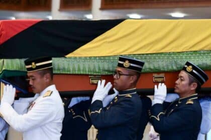Orang Ramai Dijemput Beri Penghormatan Terakhir Buat Tun Taib Hari Ini Di DUN Sarawak