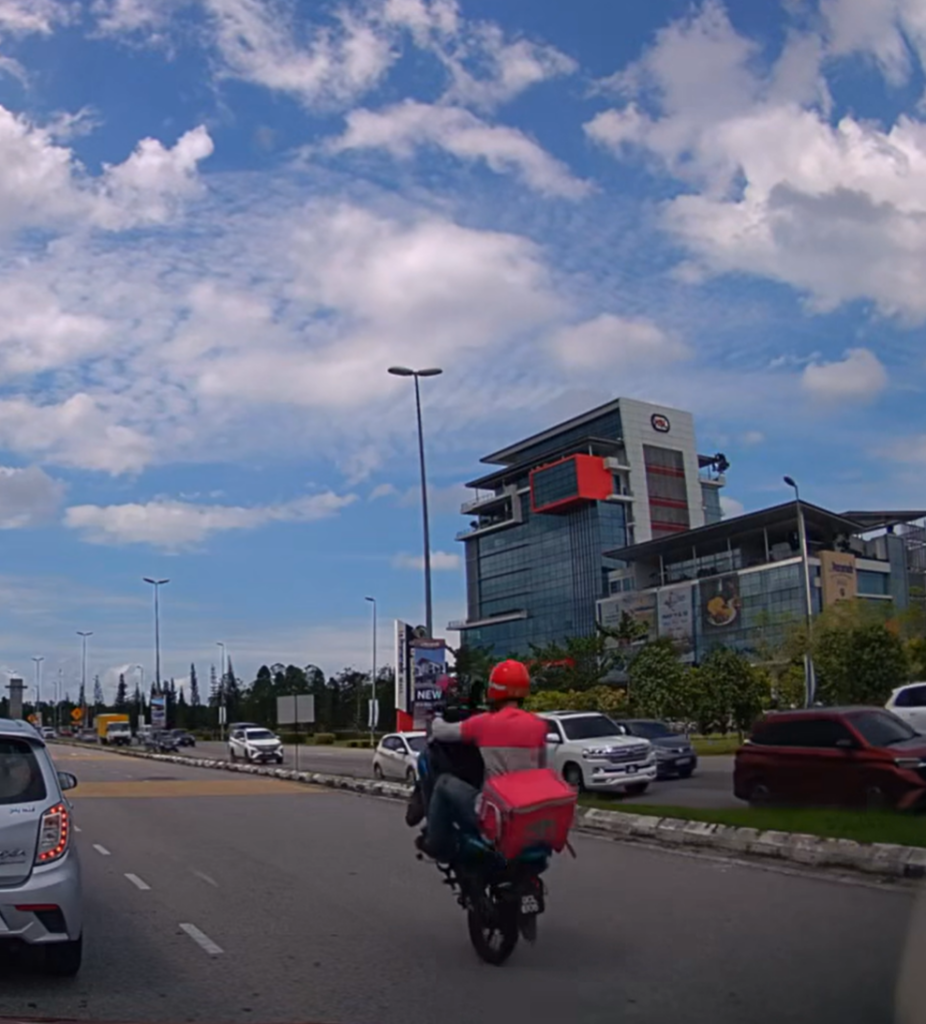 Siap Buat Wheelie, FoodPanda Kantoi Tunggang Motosikal Secara Berbahaya Di Kuching