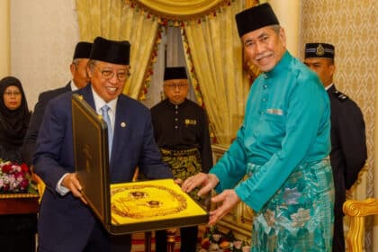 Tun Pehin Sri Dr Wan Junaidi Terima Anugerah Darjah Utama Yang Amat Mulia Satria Bintang Sarawak