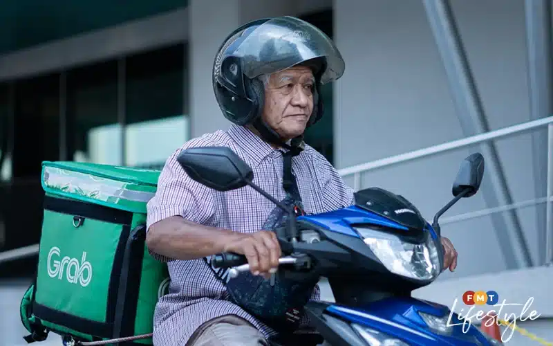 Demi Menyara Isteri Dan Dua Anak Lelaki Menganggur, Pak Cik 70 Tahun Terus Bekerja Jadi Rider