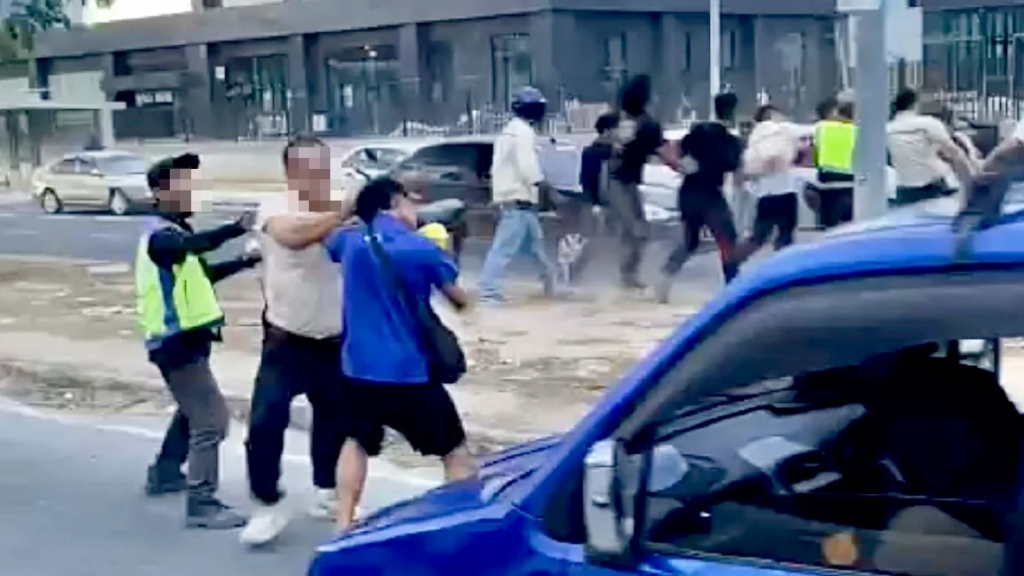 Gaduh Gara-Gara Selisih Bahu, 9 Pekerja Kilang Ditahan Di Kota Kinabalu