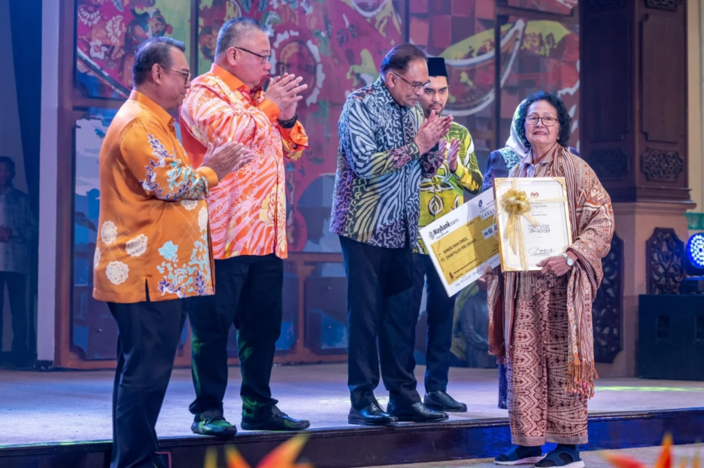 Kepakaran Bangie Anak Embol Dalam Tenunan Pua Mendapat Anugerah Tokoh Kraf Negara