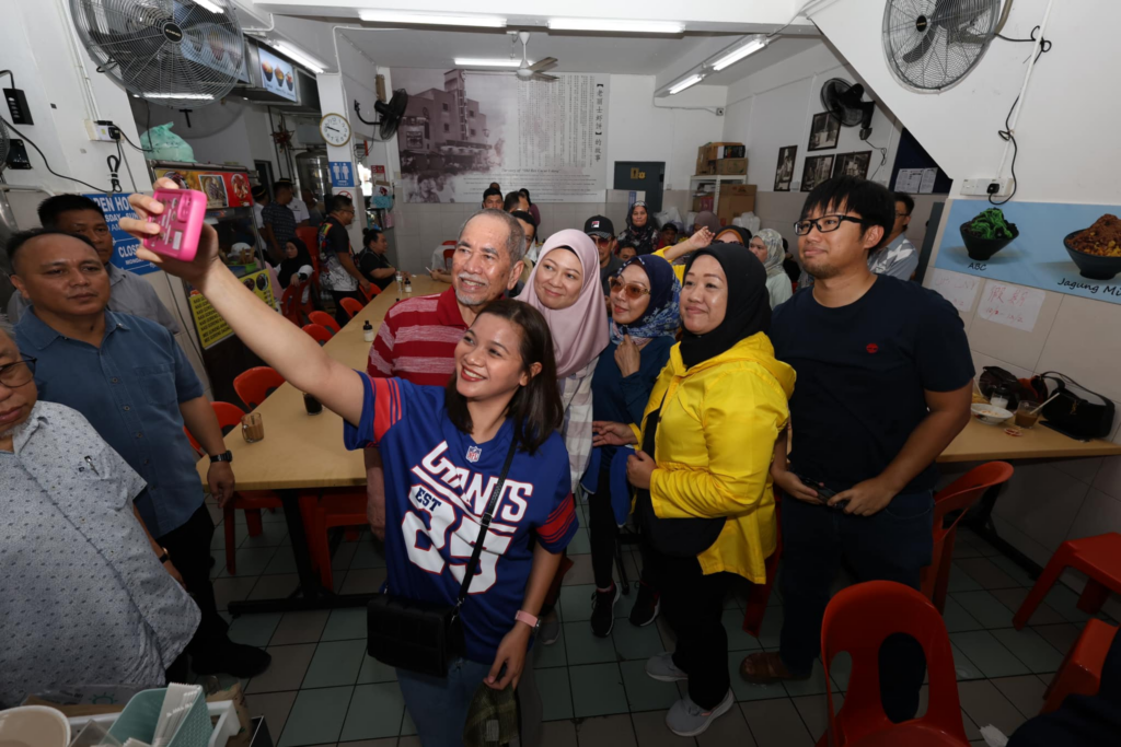 Sarapan Pagi Di Old Rex Bersama Keluarga, TYT Sarawak Luang Masa Di Pasar Satok