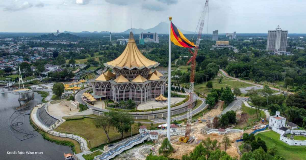 Bendera Gergasi Sarawak Diturunkan Separuh, Hormati Pemergian Tun Taib