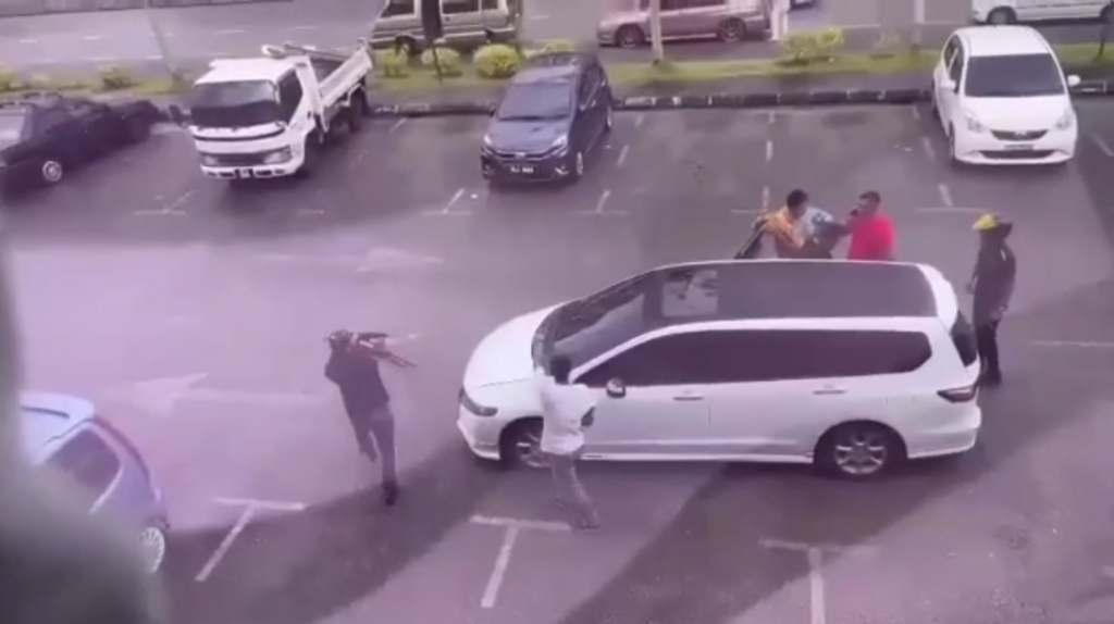 Tular Rakaman Bergaduh Di Tempat Letak Kereta Batu Kawa, Suspek Sudah Dikenal Pasti Polis