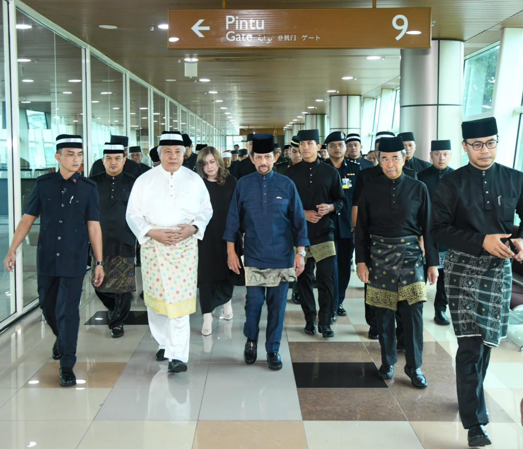 Sultan Brunei Bersama Anakanda Kini Di Kuching, Beri Penghormatan Terakhir Buat Tun Taib