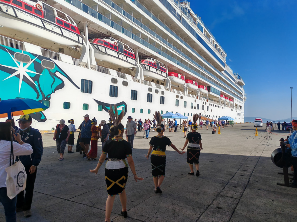 Kali Pertama Ke Sabah, Kapal Norwegian Jewel Sudah Berlabuh Di Kota Kinabalu
