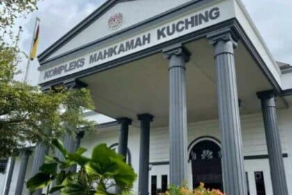 2 Lelaki Diperintah Berkelakuan Baik Gara-Gara Bergaduh Alih Kotak Gelandangan Di Kuching