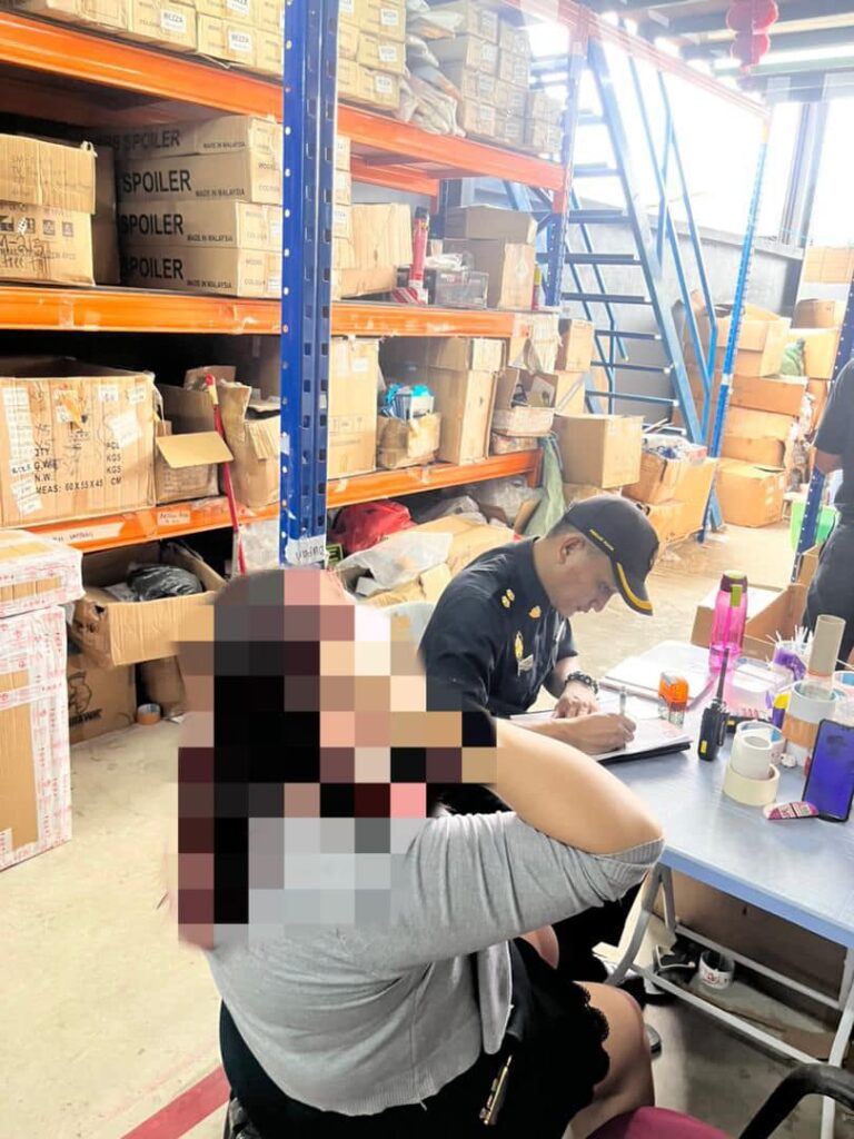 Kantoi Jual Aksesori Kenderaan Tiruan, Premis Di Kuching Ini Diserbu