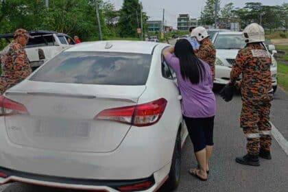 Bomba Selamatkan Dua Kanak-Kanak Terperangkap Dalam Kereta Di Miri