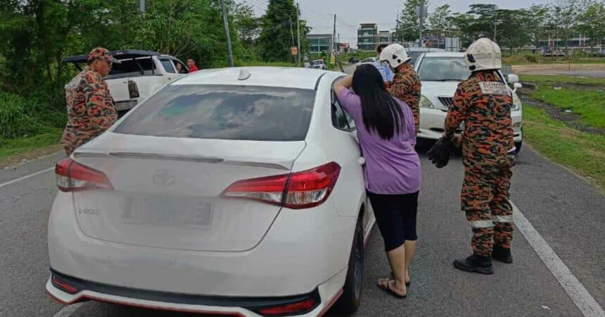 Bomba Selamatkan Dua Kanak-Kanak Terperangkap Dalam Kereta Di Miri