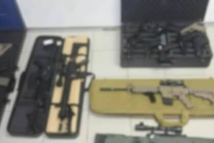 Lelaki Ini Ditahan Gara-Gara Miliki 16 Senjata Tiruan Di Lahad Datu