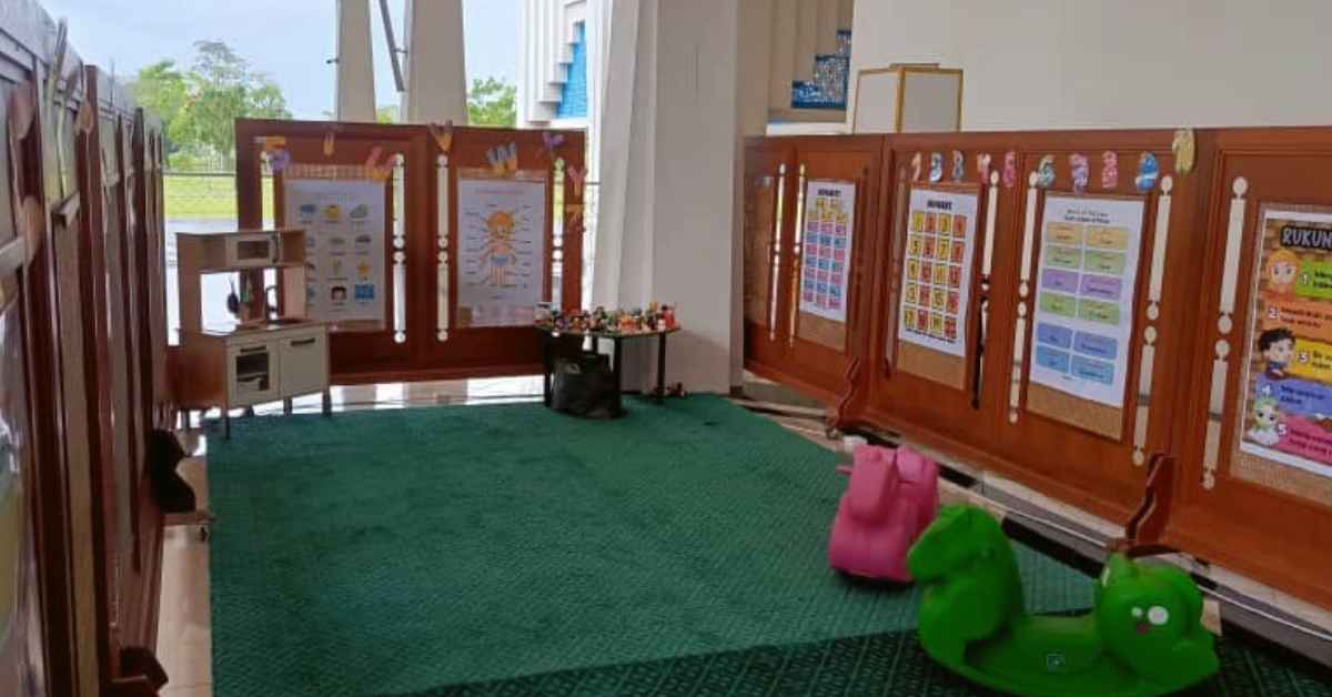 Netizen Puji Inisiatif Pihak Masjid Jamek Sarawak Bina Taman Permainan Dalam Ruangan Solat