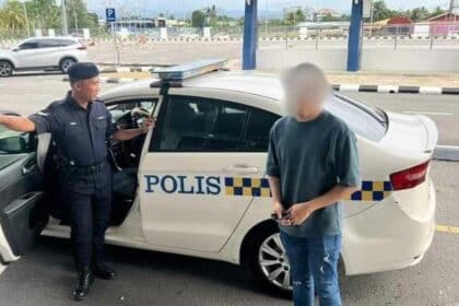 Padah Hina Islam, Lelaki Ini Mohon Maaf Dan Dibawa Ke Balai Polis Oleh Orang Awam
