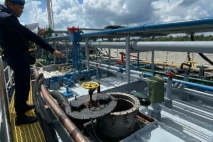 Polis Sarawak Rampas Kapal Tangki Dan 300,000 liter Diesel Di Tanjung Jerijeh