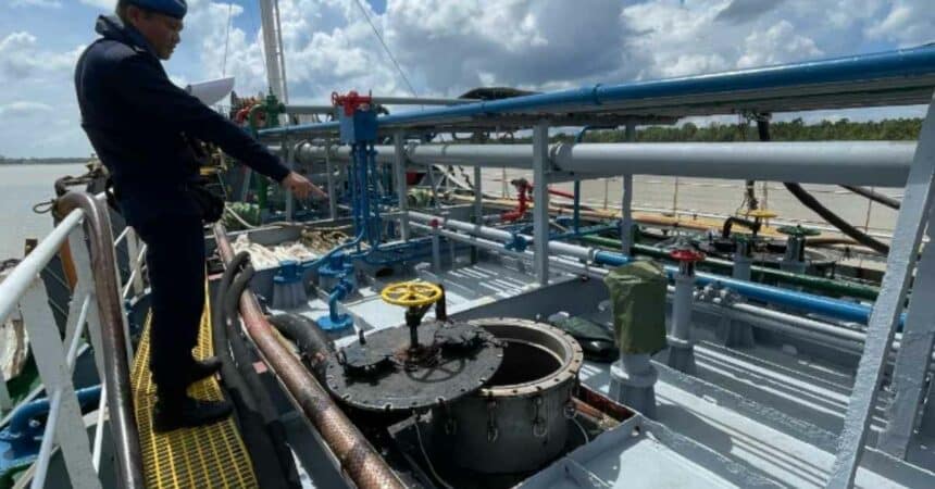 Polis Sarawak Rampas Kapal Tangki Dan 300,000 liter Diesel Di Tanjung Jerijeh