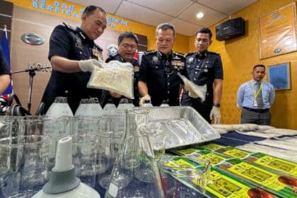 Polis Sarawak Serbu Makmal Cuci Dadah Di Batu Kawa, Dua Lelaki Ditahan