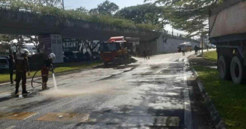 Polis Sita Lori Sebabkan Tumpahan Minyak Di Jalan Kulas