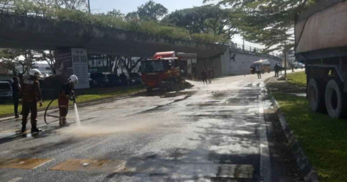 Polis Sita Lori Sebabkan Tumpahan Minyak Di Jalan Kulas