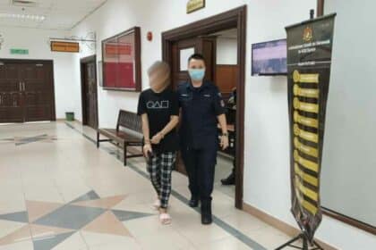 Wanita Indonesia Dipenjara 11 Bulan, Buang Bayi Dalam Tong Sampah Di Batu Kawa