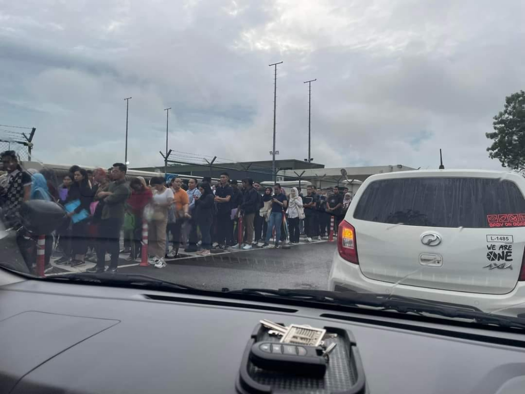 Netizen Simpati Lihat Anak Muda Gigih Beratur Panjang Seawal Jam 4 Pagi Mohon Pekerjaan Di Kuching