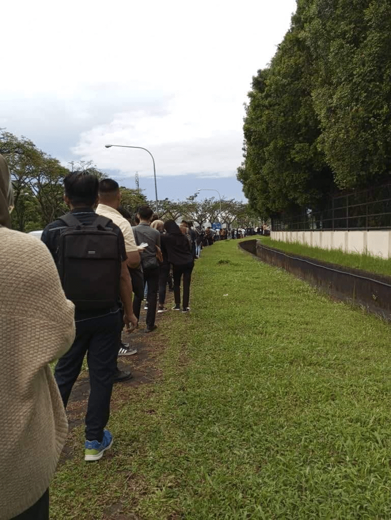 Netizen Simpati Lihat Anak Muda Gigih Beratur Panjang Seawal Jam 4 Pagi Mohon Pekerjaan Di Kuching