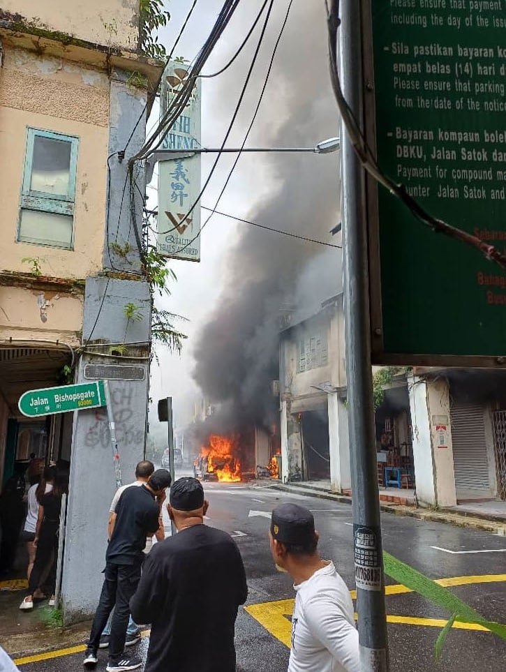 Lima Kedai Musnah Dijilat Api Di Jalan Carpenter Kuching