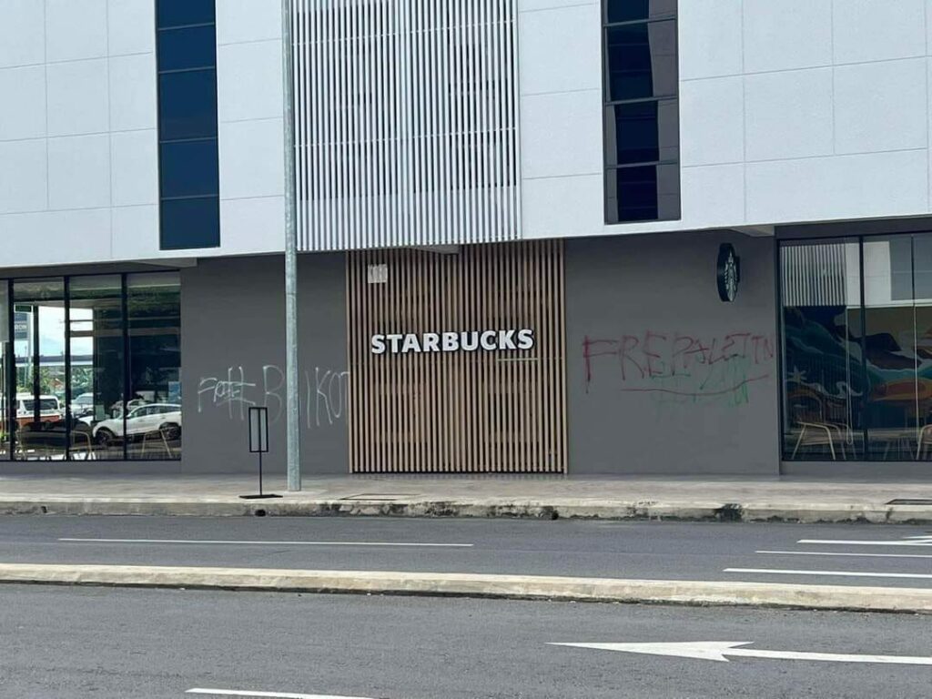 Starbucks Tawau Dicemari Vandalisme, Diconteng Dengan Frasa Free Palestin